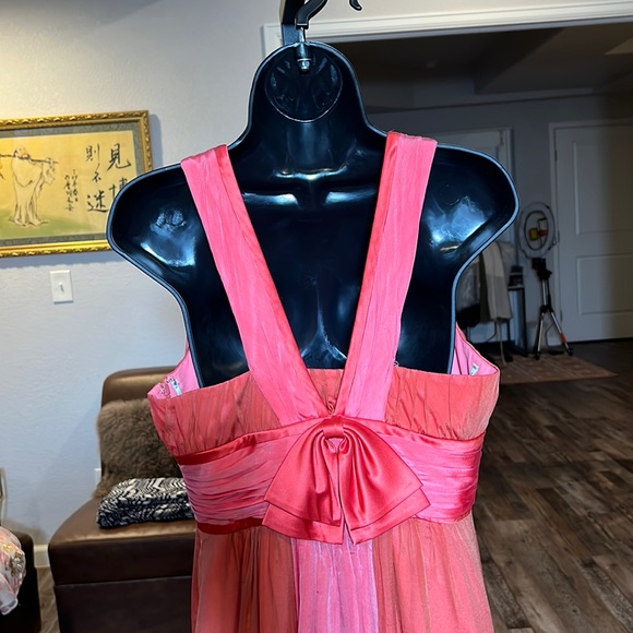 Kay Unger NY | size 12 | self:100% silk & lining: 100% polyester | Coral Color - Picture 6 of 11